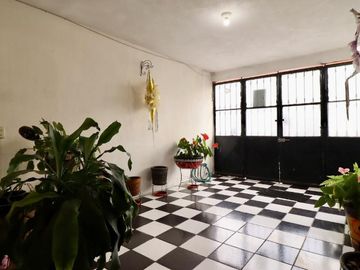 CASA EN VENTA EN MORELIA, UBICADA EN COL. ARRIAGA RIVERA.