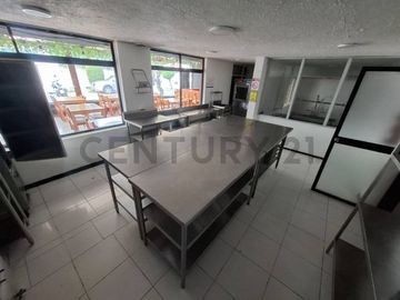 En venta Amplia Casa Comercial con terreno - 469m2 a pasos del Quicentro