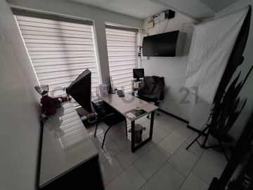 En venta Amplia Casa Comercial con terreno - 469m2 a pasos del Quicentro