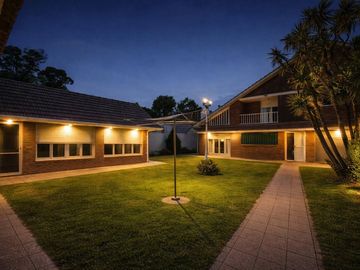 Venta casa 6 ambientes con parque y quincho