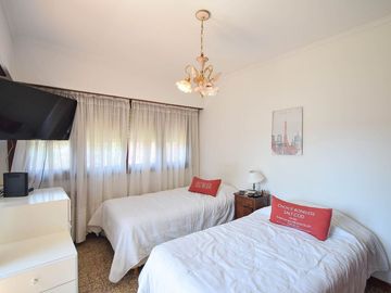 Venta casa 6 ambientes con parque y quincho