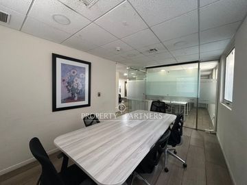 Oficina amoblaba en Av. El Bosque Norte, 391 m2 piso completo.