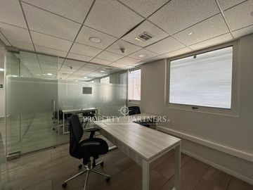 Oficina amoblaba en Av. El Bosque Norte, 391 m2 piso completo.