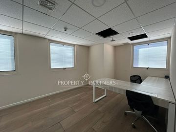 Oficina amoblaba en Av. El Bosque Norte, 391 m2 piso completo.