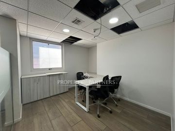 Oficina amoblaba en Av. El Bosque Norte, 391 m2 piso completo.