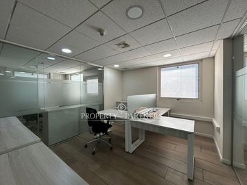 Oficina amoblaba en Av. El Bosque Norte, 391 m2 piso completo.