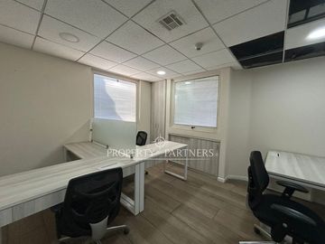 Oficina amoblaba en Av. El Bosque Norte, 391 m2 piso completo.