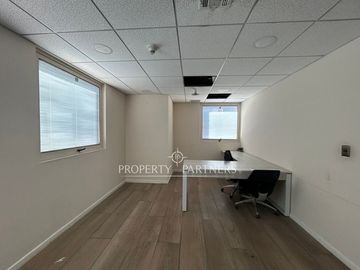Oficina amoblaba en Av. El Bosque Norte, 391 m2 piso completo.