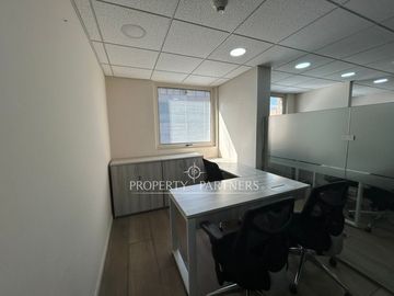 Oficina amoblaba en Av. El Bosque Norte, 391 m2 piso completo.