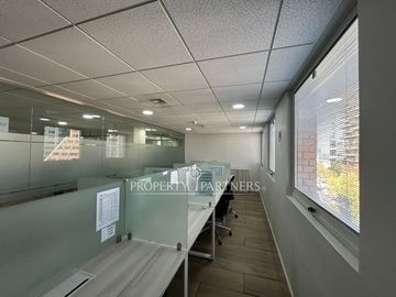 Oficina amoblaba en Av. El Bosque Norte, 391 m2 piso completo.