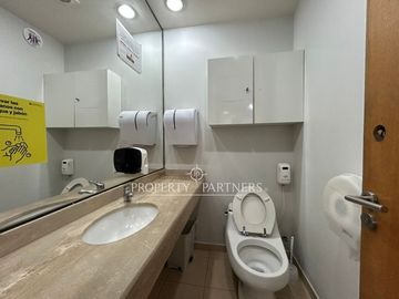 Oficina amoblaba en Av. El Bosque Norte, 391 m2 piso completo.