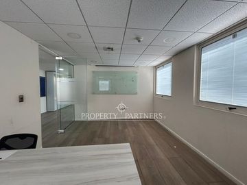 Oficina amoblaba en Av. El Bosque Norte, 391 m2 piso completo.