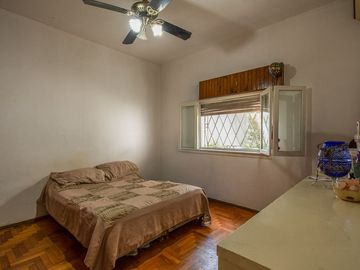 CASA EN VENTA EN CASEROS  3 AMB TERRAZA JARDIN