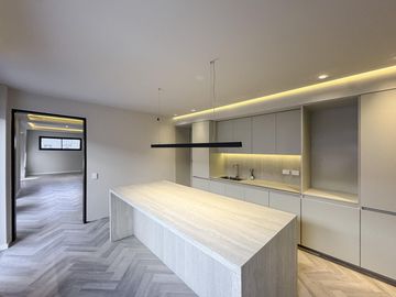 Casa de 4 dormitorios con pileta y cochera en abasto