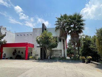 Venta de Moderna residencia en Zona Esmeralda