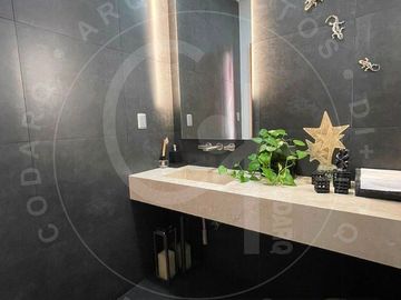 Venta de Moderna residencia en Zona Esmeralda