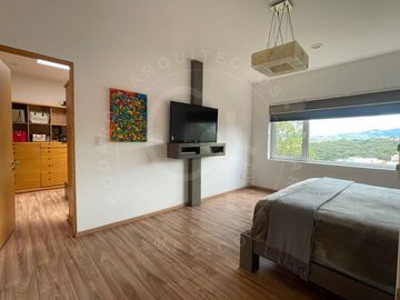 Venta de Moderna residencia en Zona Esmeralda