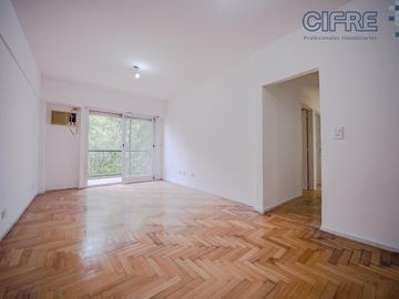 Departamento de 4 ambientes con 2 baños completos y gran balcón al frente.