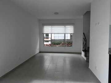 Renta Casa de 3 habitaciones, conjunto privado con piscina Mitad Del Mundo.