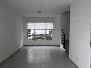 Renta Casa de 3 habitaciones, conjunto privado con piscina Mitad Del Mundo.
