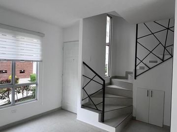 Renta Casa de 3 habitaciones, conjunto privado con piscina Mitad Del Mundo.
