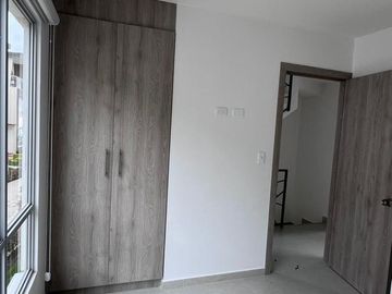 Renta Casa de 3 habitaciones, conjunto privado con piscina Mitad Del Mundo.
