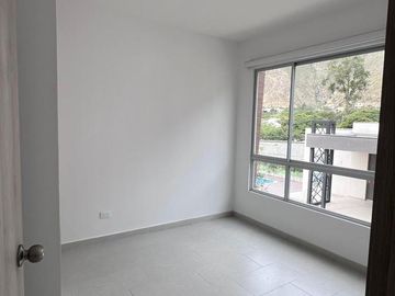 Renta Casa de 3 habitaciones, conjunto privado con piscina Mitad Del Mundo.