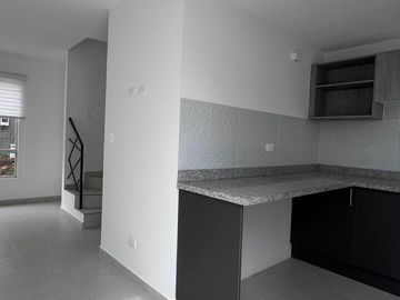 Renta Casa de 3 habitaciones, conjunto privado con piscina Mitad Del Mundo.
