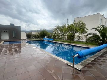 Renta Casa de 3 habitaciones, conjunto privado con piscina Mitad Del Mundo.