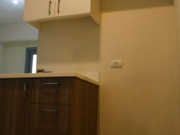 For Sale | 1BR Condo with Parking at The Vantage by Rockwell