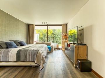 Departamento en primer piso con jardin, excelente ubicacion en la dehesa central