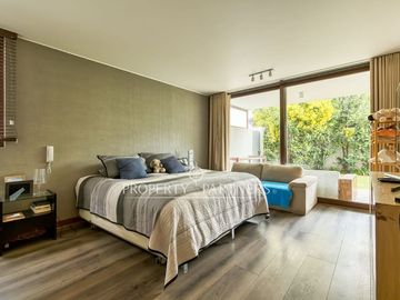 Departamento en primer piso con jardin, excelente ubicacion en la dehesa central