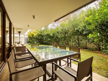 Departamento en primer piso con jardin, excelente ubicacion en la dehesa central