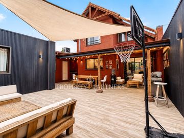 Amplia y cómoda casa ubicada en barrio residencial, Las Condes
