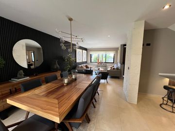 Casa en venta en Queretaro con diseño moderno y Roof Garden panoramico, cerca del Campanario