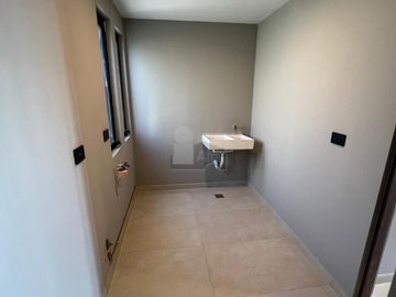 Casa en venta en Queretaro con diseño moderno y Roof Garden panoramico, cerca del Campanario