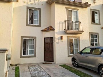 Oportunidad! Casa en Renta en privada con Alberca, 4 recs, una en PBn en Cumbres del Lago Juriquilla