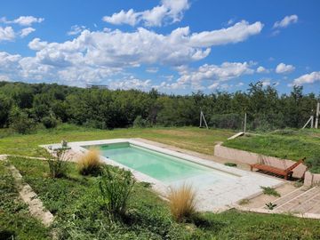 VENDE TERRENO 1200M2 CON MONOAMBIENTE Y PILETA