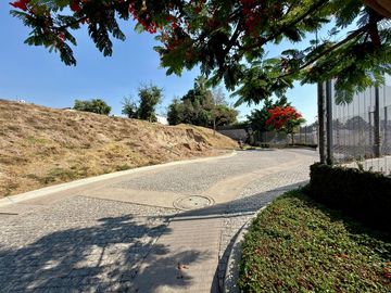 Terreno en exclusivo coto en Jacarandas