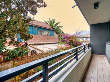 Duplex, con patio y subterraneo. En venta en Ñuñoa.