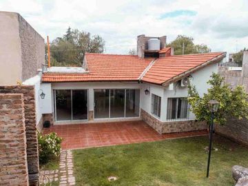 CASA 2 DORMITORIOS 800 MTS. COLEGIO MARISTAS