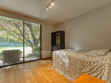 Casa con gran jardín plano en Condominio Lomas de la Dehesa