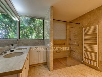 Casa con gran jardín plano en Condominio Lomas de la Dehesa