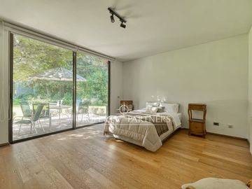 Casa con gran jardín plano en Condominio Lomas de la Dehesa