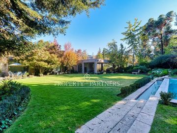 Casa con gran jardín plano en Condominio Lomas de la Dehesa