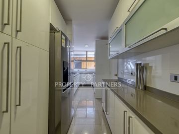 Casa con gran jardín plano en Condominio Lomas de la Dehesa