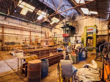 VENTA GALPON INDUSTRIAL LANUS TERRENO 8500m2 Y FABRICA 2600m2, en BLOQUE o SEPARADO