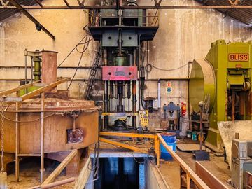VENTA GALPON INDUSTRIAL LANUS TERRENO 8500m2 Y FABRICA 2600m2, en BLOQUE o SEPARADO