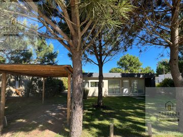 VENTA CASA COSTA ESMERALDA, BARRIO DEPORTIVA AL 100, 4 AMBIENTES