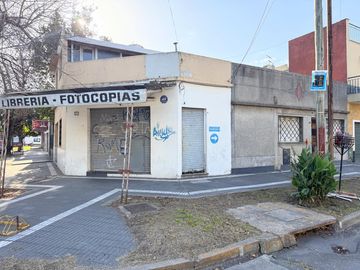 Casa con local en Venta
